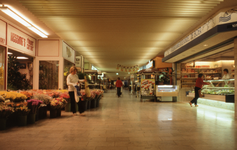 846065 Gezicht in het winkelcentrum Bisonspoor te Maarssen (Maarssenbroek), met links Hessing's Flower Corner en rechts ...